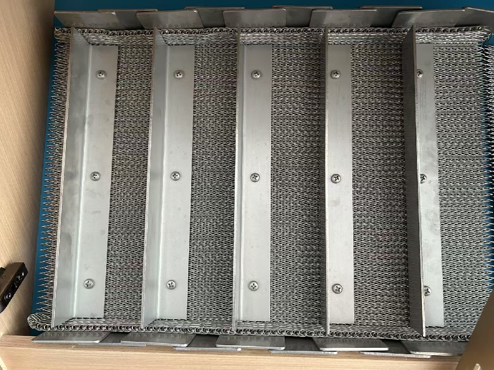 conveying belt applied to conveying machine