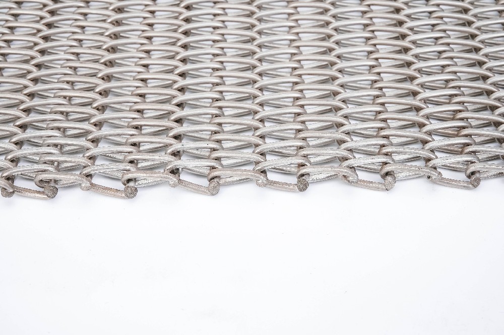 Balanced flat wire mesh belt
